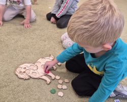 dzieci, teraputa i psy podczas zajęć dogoterapii w przedszkolu