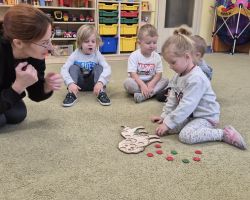 dzieci, teraputa i psy podczas zajęć dogoterapii w przedszkolu