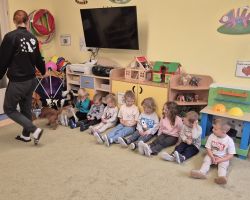 dzieci, teraputa i psy podczas zajęć dogoterapii w przedszkolu