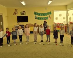 dzieci i dorośli podczas wigilii przedszkolnej