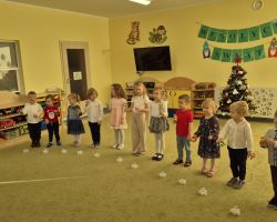 dzieci i dorośli podczas wigilii przedszkolnej