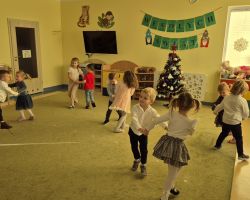 dzieci i dorośli podczas wigilii przedszkolnej