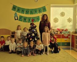 dzieci i dorośli podczas wigilii przedszkolnej