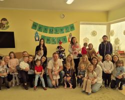 dzieci i dorośli podczas wigilii przedszkolnej