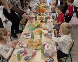 dzieci i dorośli podczas wigilii przedszkolnej