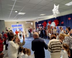 Dzieci prezentują wiersze, piosenki i układy taneczne podczas występu z okazji Dnia Babci i Dziadka.