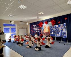 Dzieci prezentują wiersze, piosenki i układy taneczne podczas występu z okazji Dnia Babci i Dziadka.