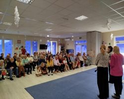 Dzieci prezentują wiersze, piosenki i układy taneczne podczas występu z okazji Dnia Babci i Dziadka.