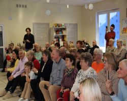 Dzieci prezentują wiersze, piosenki i układy taneczne podczas występu z okazji Dnia Babci i Dziadka.