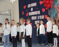 Dzieci prezentują wiersze, piosenki i układy taneczne podczas występu z okazji Dnia Babci i Dziadka.