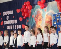 Dzieci prezentują wiersze, piosenki i układy taneczne podczas występu z okazji Dnia Babci i Dziadka.
