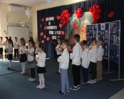 Dzieci prezentują wiersze, piosenki i układy taneczne podczas występu z okazji Dnia Babci i Dziadka.