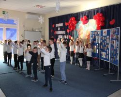 Dzieci prezentują wiersze, piosenki i układy taneczne podczas występu z okazji Dnia Babci i Dziadka.