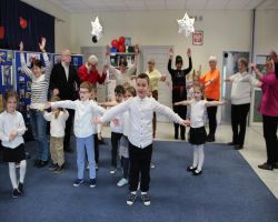 Dzieci prezentują wiersze, piosenki i układy taneczne podczas występu z okazji Dnia Babci i Dziadka.