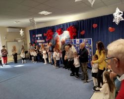 Dzieci prezentują wiersze, piosenki i układy taneczne podczas występu z okazji Dnia Babci i Dziadka.