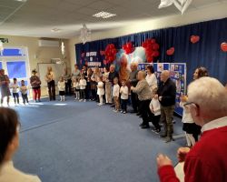 Dzieci prezentują wiersze, piosenki i układy taneczne podczas występu z okazji Dnia Babci i Dziadka.