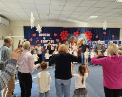 Dzieci prezentują wiersze, piosenki i układy taneczne podczas występu z okazji Dnia Babci i Dziadka.