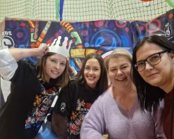 dzieci i kadra podczas WOŚP