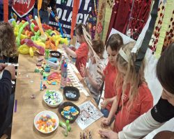 dzieci i kadra podczas WOŚP