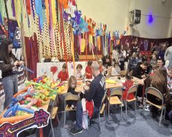 dzieci i kadra podczas WOŚP