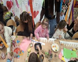 dzieci i kadra podczas WOŚP