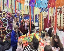 dzieci i kadra podczas WOŚP