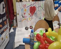 dzieci i kadra podczas WOŚP