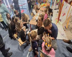 dzieci i kadra podczas WOŚP