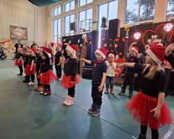 dzieci i kadra podczas WOŚP