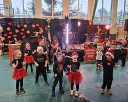 dzieci i kadra podczas WOŚP