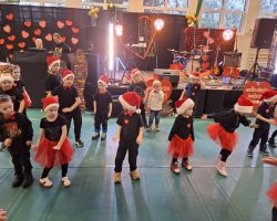 dzieci i kadra podczas WOŚP