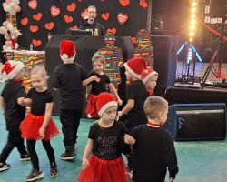dzieci i kadra podczas WOŚP