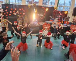 dzieci i kadra podczas WOŚP