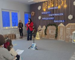 dzieci i dorośli podczas konkursu kolęd