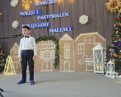 dzieci i dorośli podczas konkursu kolęd