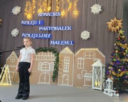 dzieci i dorośli podczas konkursu kolęd