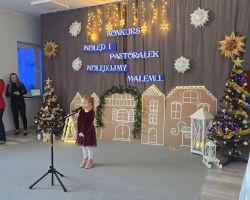 dzieci i dorośli podczas konkursu kolęd