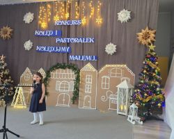 dzieci i dorośli podczas konkursu kolęd