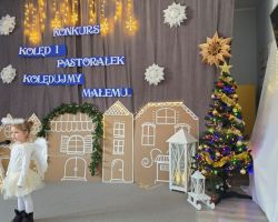 dzieci i dorośli podczas konkursu kolęd