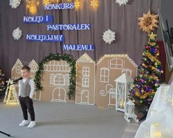 dzieci i dorośli podczas konkursu kolęd