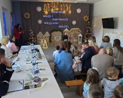dzieci i dorośli podczas konkursu kolęd