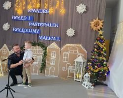 dzieci i dorośli podczas konkursu kolęd
