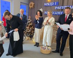 dzieci i dorośli podczas konkursu kolęd