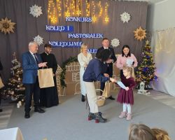 dzieci i dorośli podczas konkursu kolęd