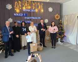 dzieci i dorośli podczas konkursu kolęd