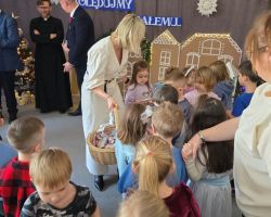 dzieci i dorośli podczas konkursu kolęd