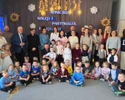 dzieci i dorośli podczas konkursu kolęd
