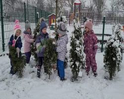 Dzieci bawią się na dworze, jest słoneczne zimowe przedpołudnie