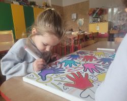 Dzieci tworzą kolorowy obraz na płótnie