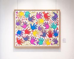 Dzieci tworzą kolorowy obraz na płótnie